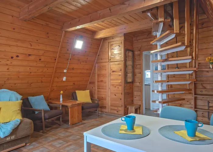 Letniskowe W Lesie Nad Jeziorem - Kaszuby, Osrodek Wczasowy Klif Hytte